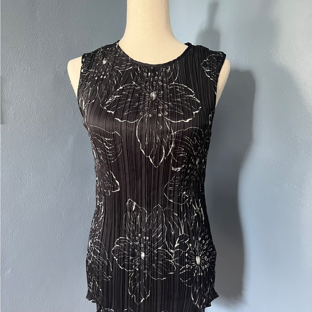 NWOT-Black Floral Sleeveless Top, Kate & Mallory size M